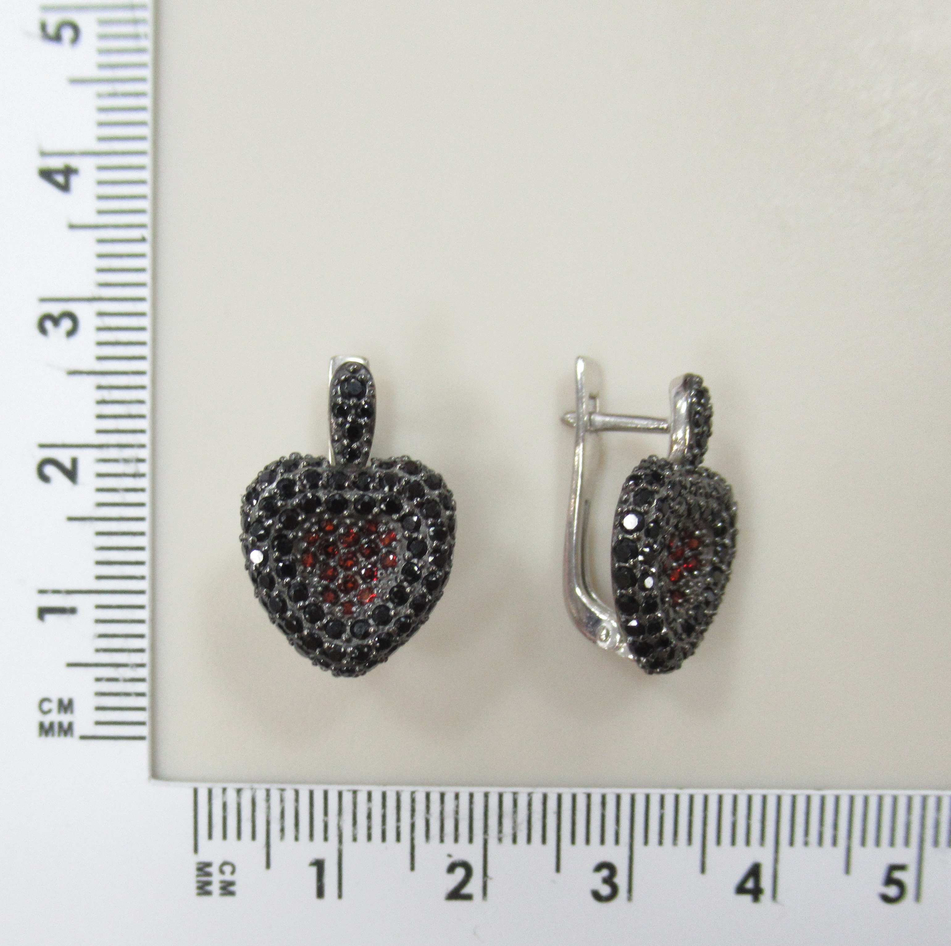 Серебряные серьги с гранатами и шпинелью "Сердца"